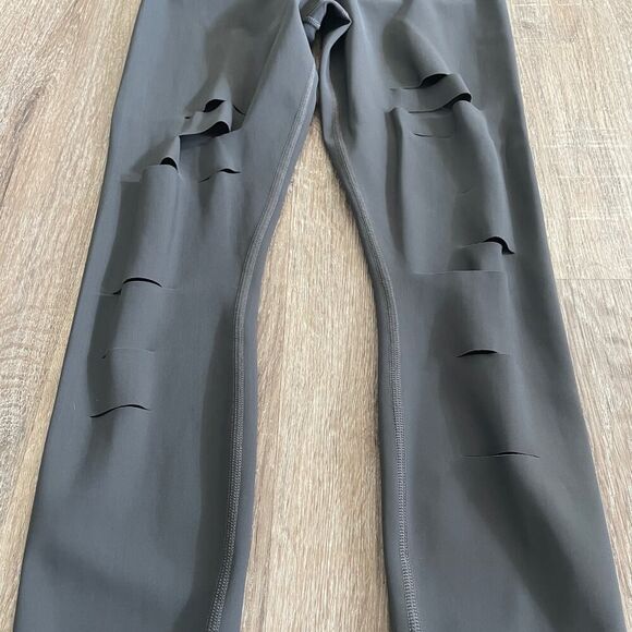 ALO Yoga Women's 7/8 High-Waist Ripped Warrior Legging Grey - Size: Small - Picture 5 of 8